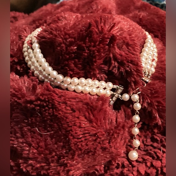 Gorgeous vintage 3-strand faux Pearl choker with matching pierced earrings - Picture 4 of 9